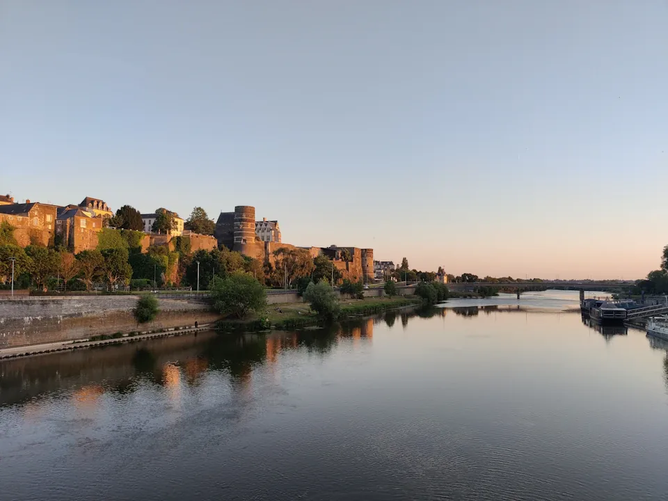 Le château d’Angers et les quais de la Maine dans la lumière du soir.
