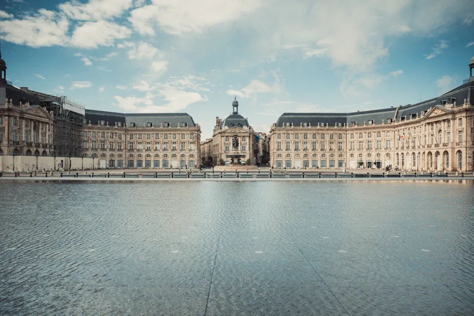 La place de la Bourse et le miroir d’eau à Bordeaux.