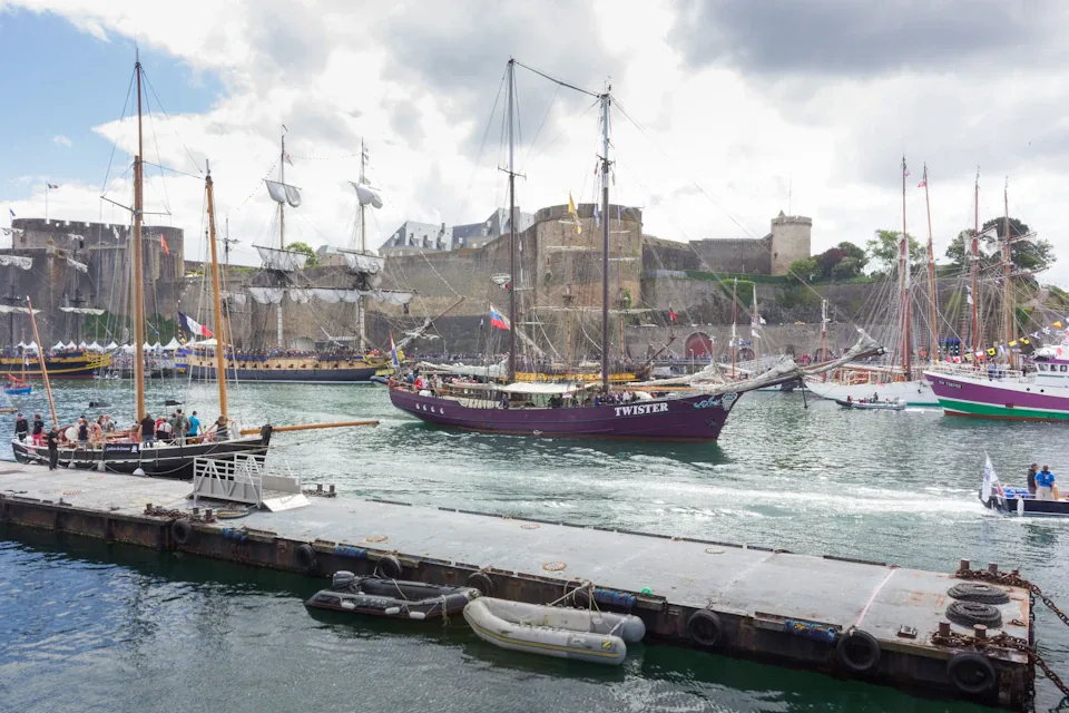 Voiliers dans le port de Brest, avec le château à l’arrière-plan.