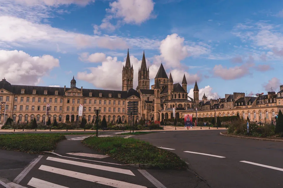 L’Abbaye aux Hommes et l’hôtel de ville de Caen.