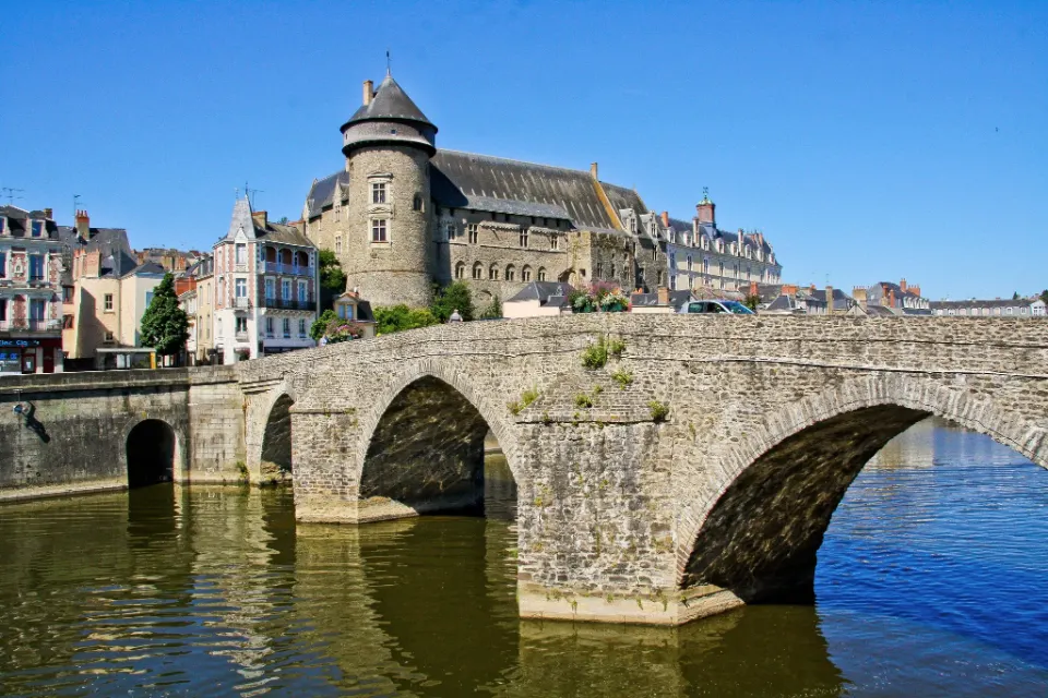 Le château de Laval et le Pont-Vieux au-dessus de la Mayenne.