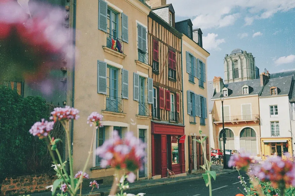 Façades colorées du centre ancien du Mans, avec la cathédrale en arrière-plan.