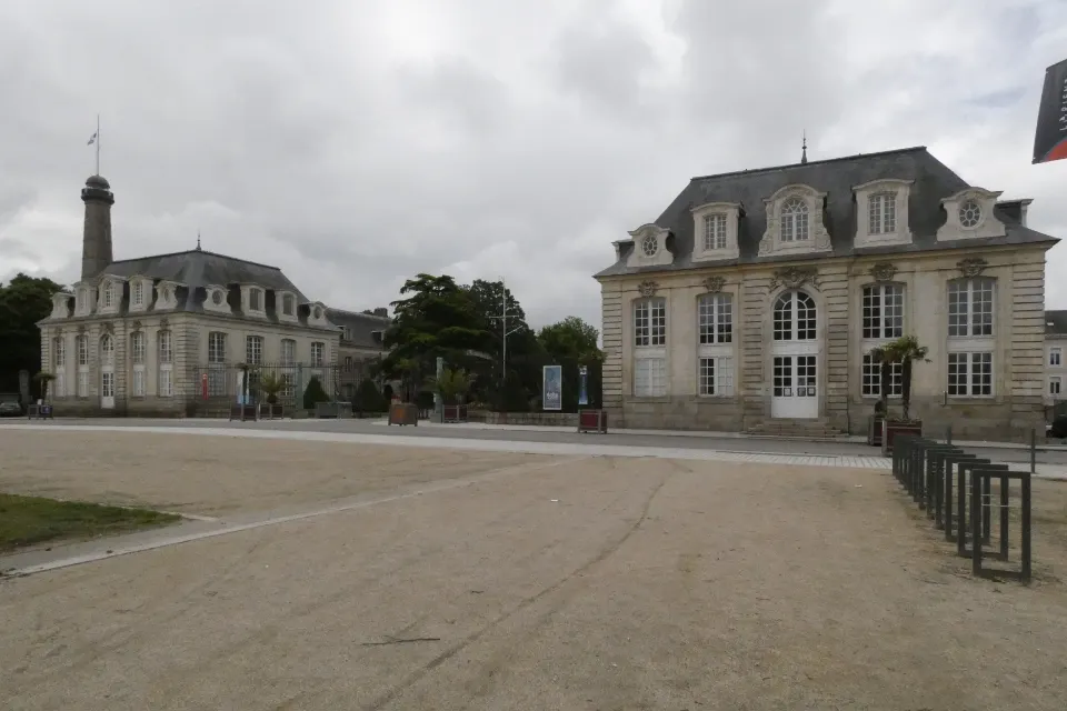 L’hôtel Gabriel et la tour de la Découverte dans l’enclos du port de Lorient.