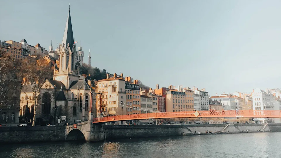 Les quais de Saône, la passerelle Saint-Georges et les façades du Vieux Lyon.