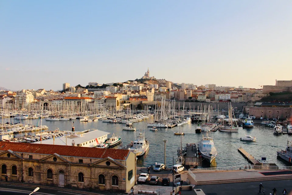 Les bateaux du Vieux-Port de Marseille et Notre-Dame-de-la-Garde au loin.
