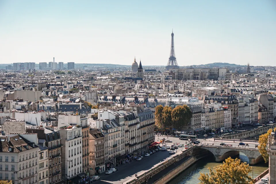 Les toits de Paris, la Seine et la tour Eiffel à l’horizon.
