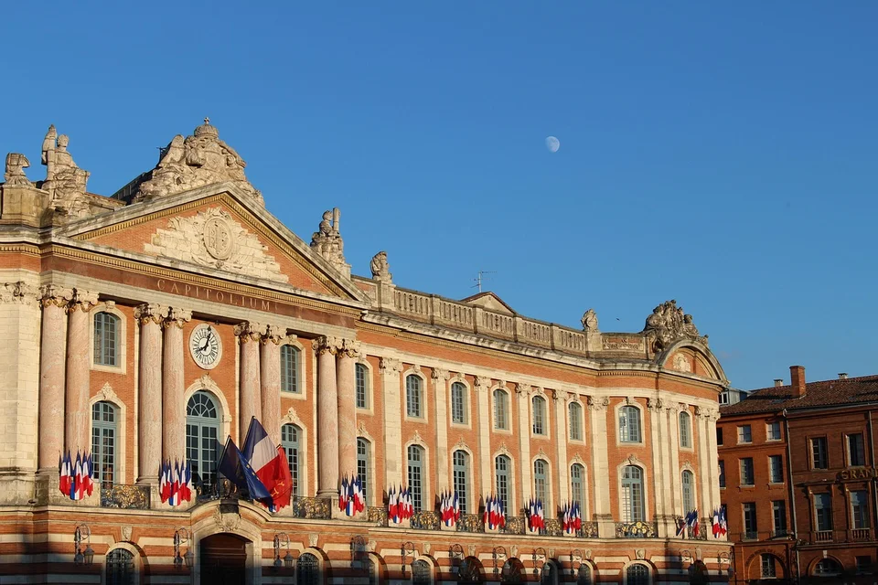 La façade du Capitole de Toulouse dans une lumière chaude.