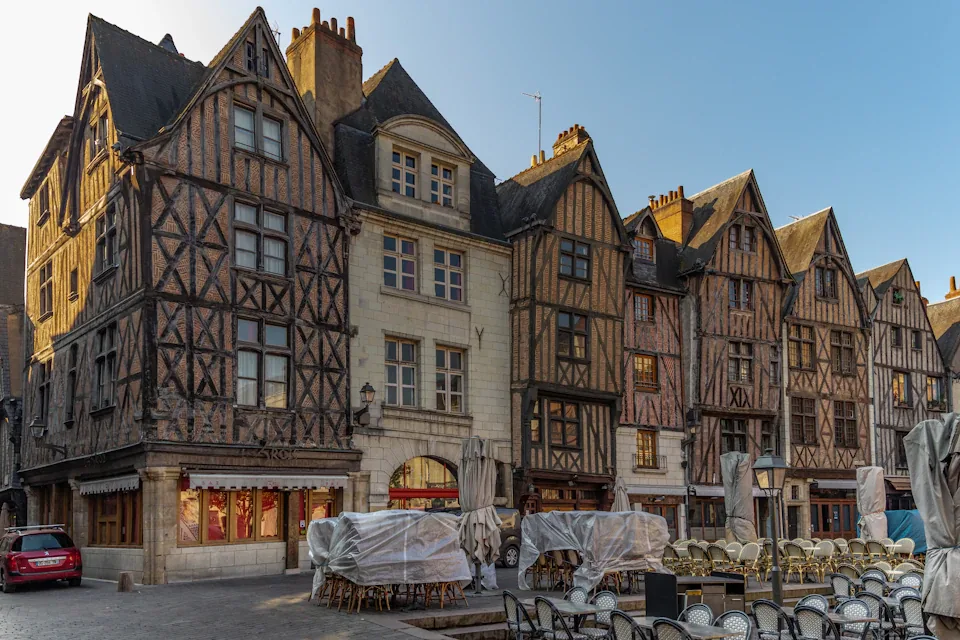 Maisons à pans de bois de la place Plumereau à Tours.