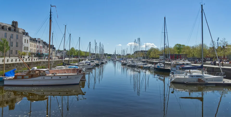 Les voiliers et leurs reflets dans le port de plaisance de Vannes, quai Éric-Tabarly.